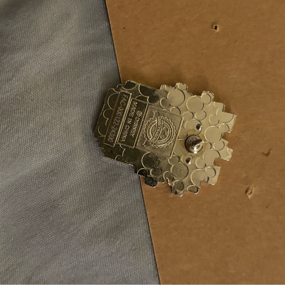 Disney Wreck-It Ralph Pixel Art Pin - Picture 2 of 3